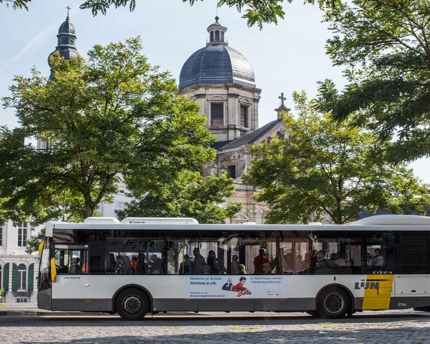 Bus der Lijn (flämisches Busunternehmen) auf dem St.-Pietersplein mit der Barockkirche hinter den Bäumen