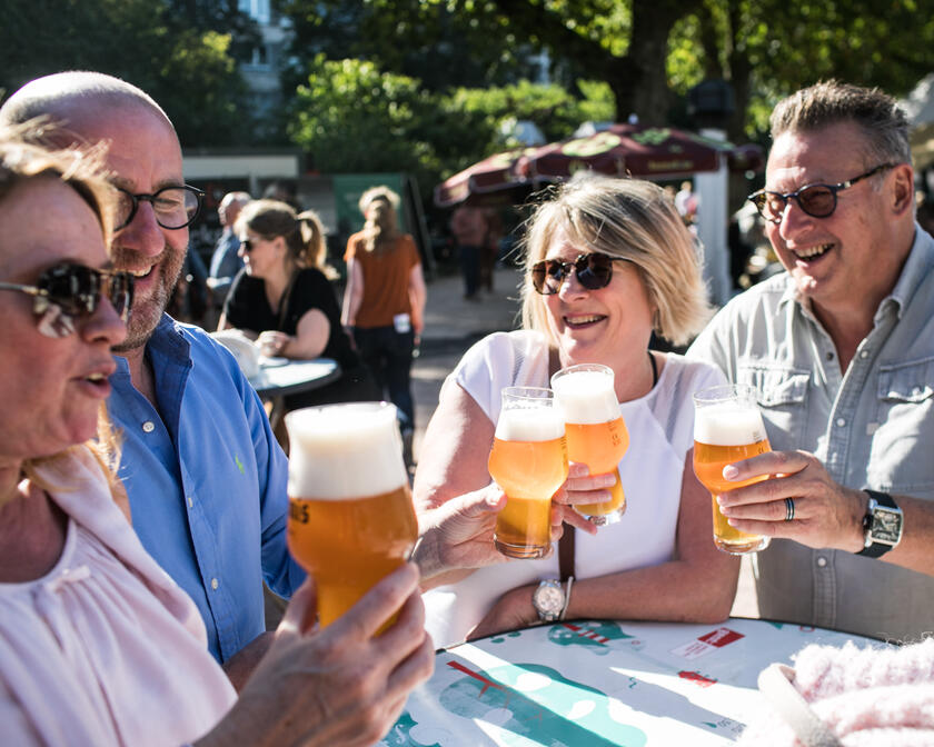 Mensen op een terras met een glas bier