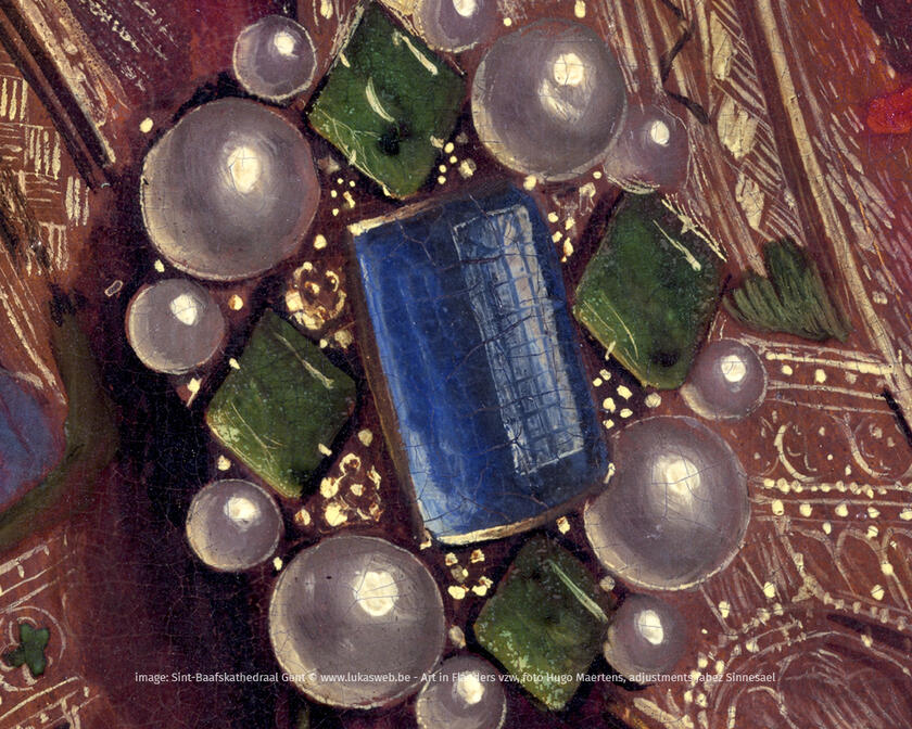 broche op lam gods met witte, groene en blauwe stenen