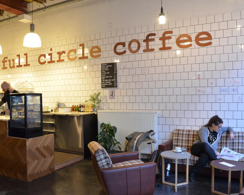 Interieur van koffiebar Full Circle Coffee.