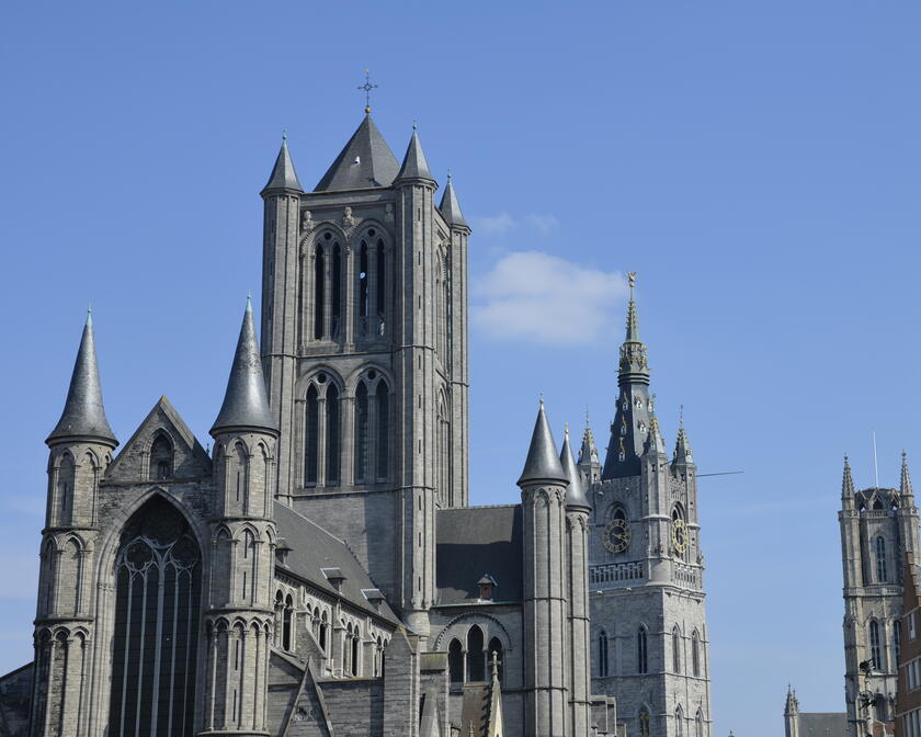 Drie torens van Gent: Sint-Niklaaskerk, Belfort (met klok) en Sint-Baafskathedraal.