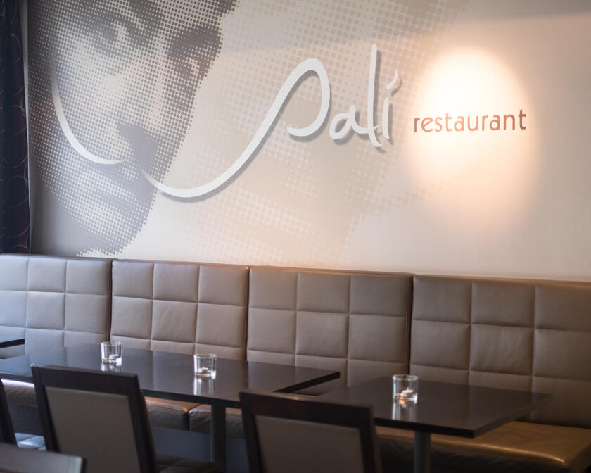 Close-up van modern interieur met grijslederen zetels in restaurant Dali.