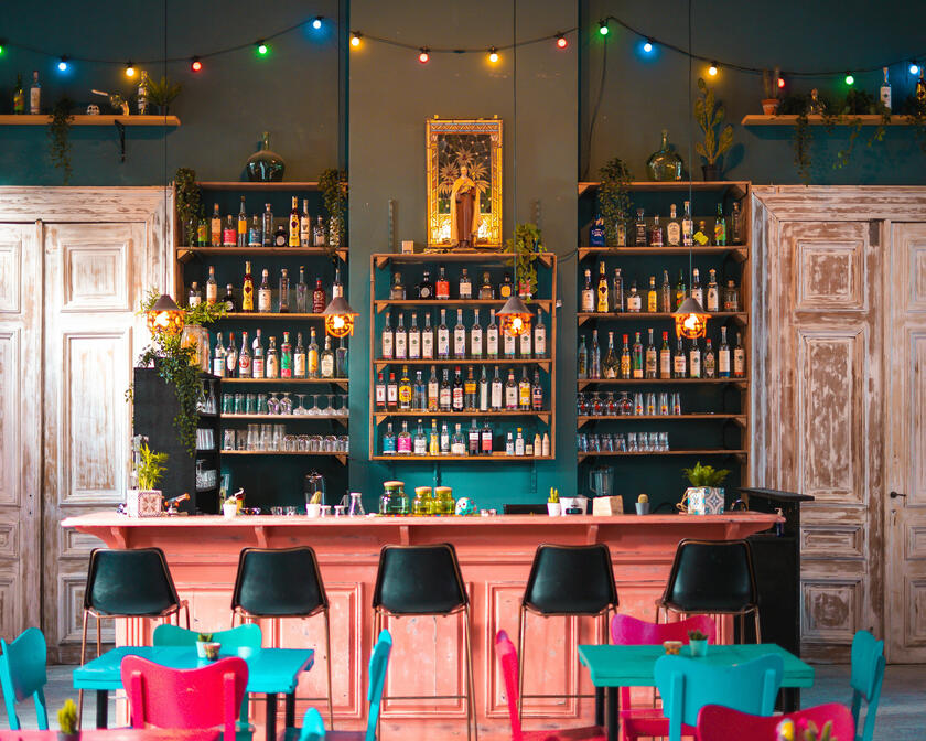 Cocktailbar waar je gezellig kan zitten en genieten van een drankje, informatie kan winnen over cocktails, Tequila en Mezcal. 