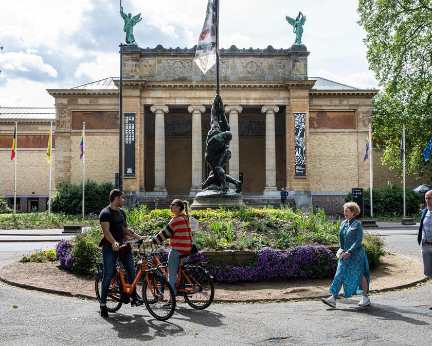 Radfahrer und Spaziergänger vor dem Museum der Schönen Künste
