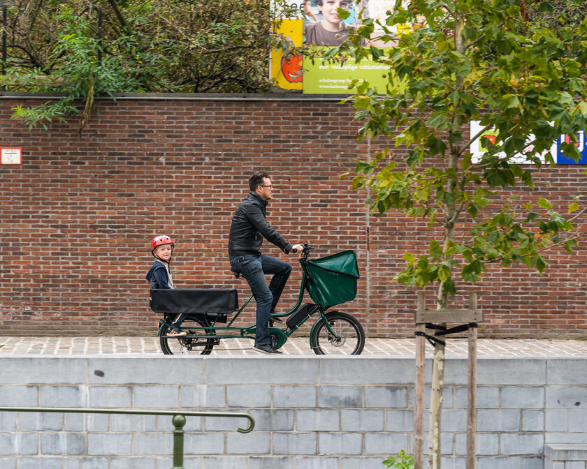 Vader met zoon op zwarte fiets aan de Reep in Gent
