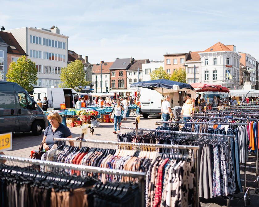 Menschen auf dem Markt in Ledeberg