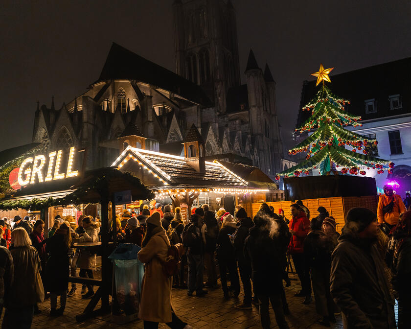 Gente en el mercado navideño de Gante