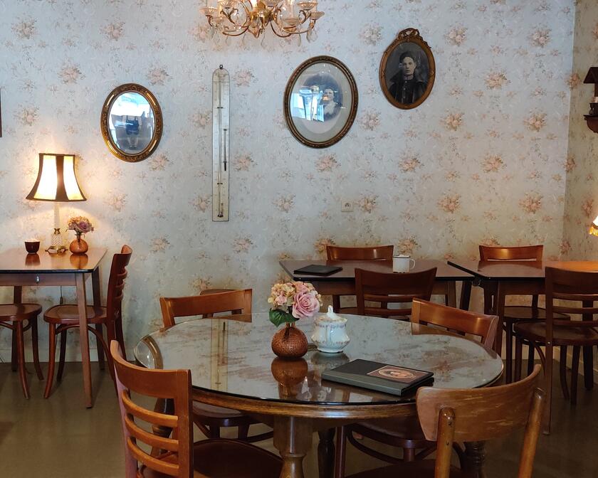 Interior of restaurant Tante Paula
