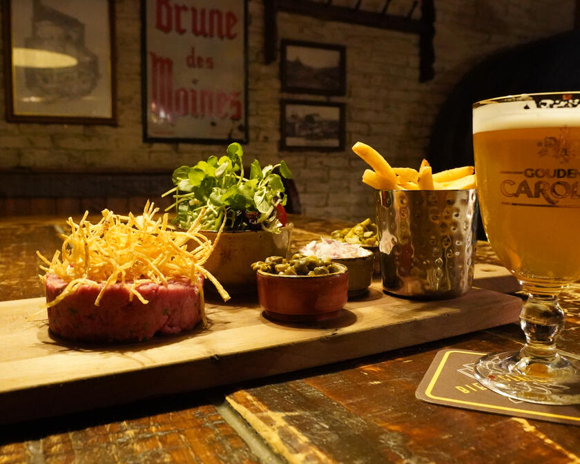 Un plat belge et un verre de bière