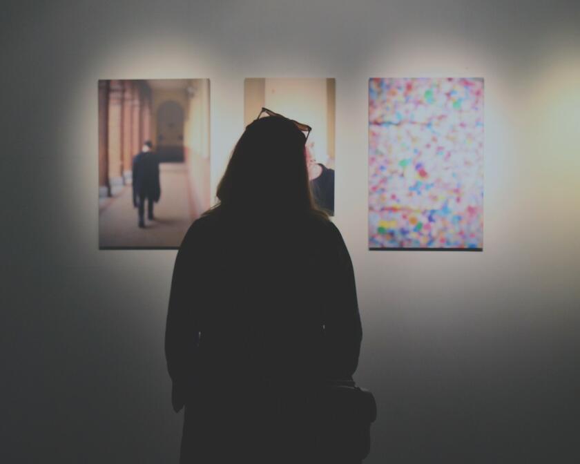 Una mujer observa las obras de la exposición