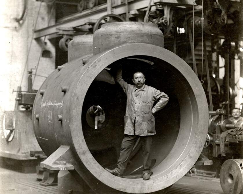Schwarz-Weiß-Foto eines Mannes in einer Fabrikhalle
