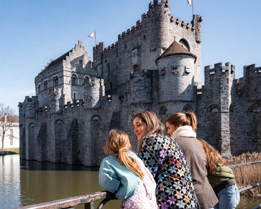 Tiany Kiriloff und ihre Töchter blicken von einer Brücke in Gent auf das Schloss der Grafen