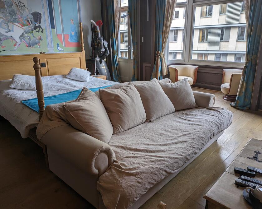 Slaapkamer met tweepersoonsbed en sofa
