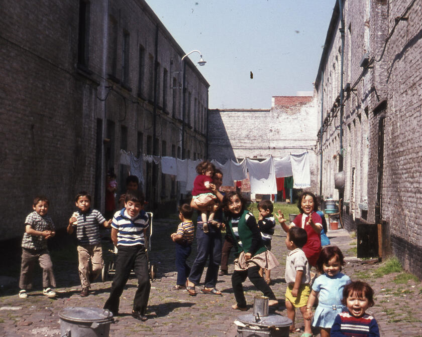 Kinder spielen auf der Straße
