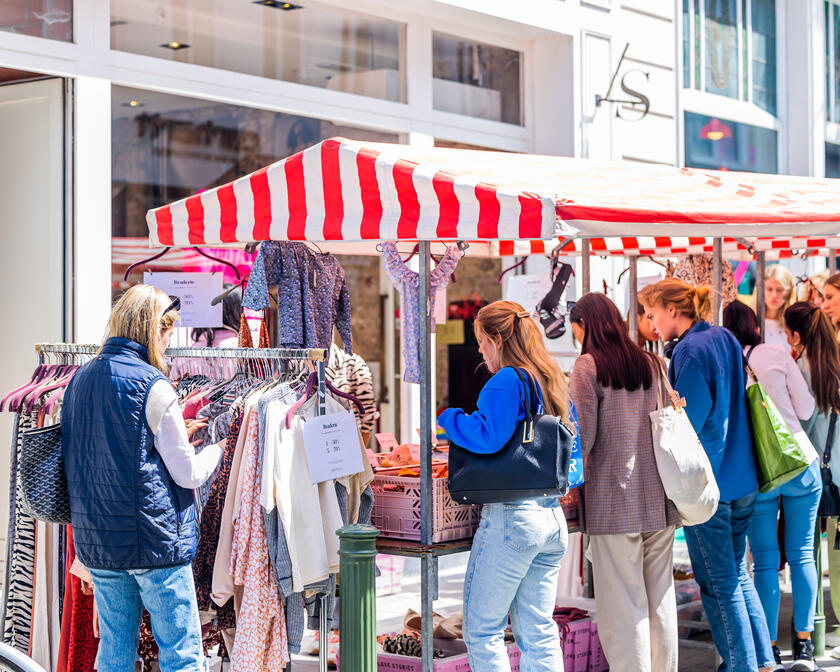 Shoppers zoeken leuke spullen uit tijdens Braderie Publique in Gent
