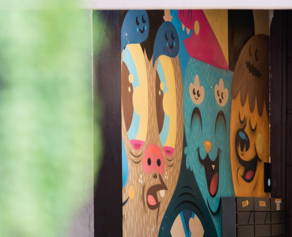 Farbenfrohes Streetart-Kunstwerk von Bue The Warrior in einer Hausveranda in Gent
