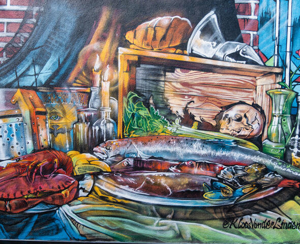 Peinture murale colorée représentant divers produits alimentaires tels que le poisson, les huîtres et le homard.