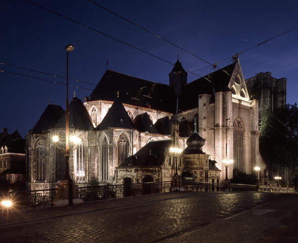 Iglesia de San Miguel iluminada por la noche desde el puente de San Miguel