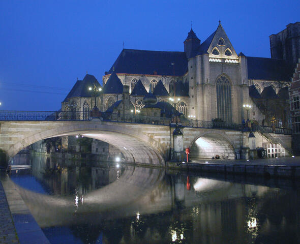 El puente de San Miguel y la iglesia de San Miguel iluminados al atardecer