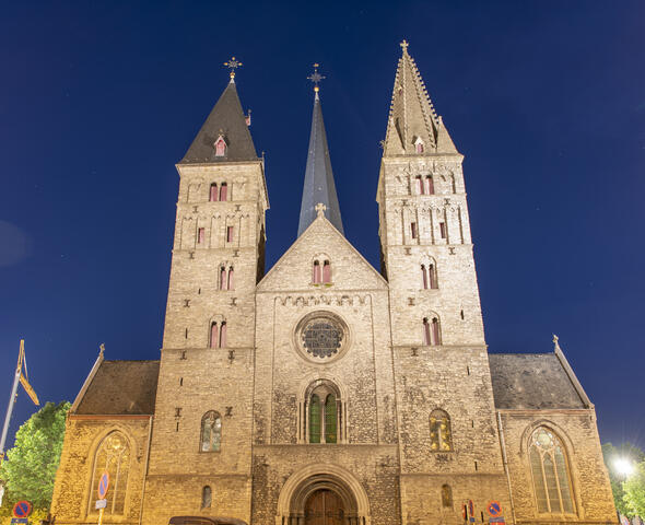 Deux tours de l'église Saint-Jacques à la tombée de la nuit.