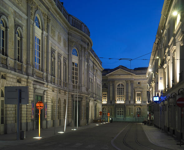 Schouwburgstraat iluminada con vistas al Palacio de Justicia