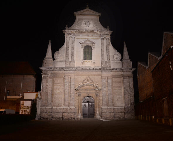Fachada iluminada del Monasterio de las Carmelitas al atardecer