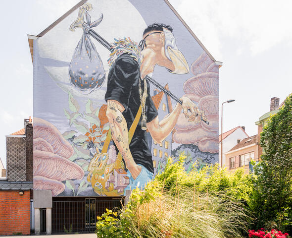 Kleurrijk street art werk in pastelkleuren op zijgevel van huis in Gent