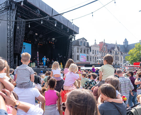 Children watching an act at the Ghent Festivities