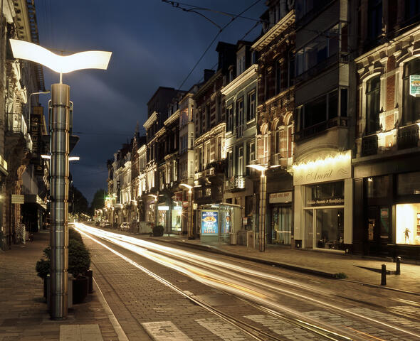 Beleuchtete Vlaanderenstraat bei Nacht