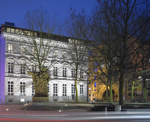 Weiß beleuchtete Fassade des Stadtgebäudes am Frankrijkplein in Gent