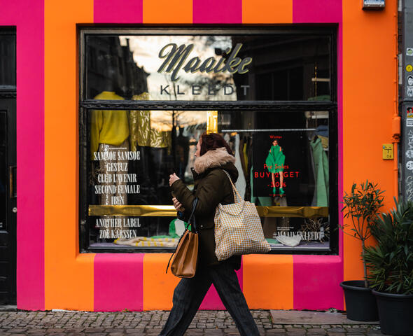 Frau mit Einkaufstüten beim Einkaufen in Gent