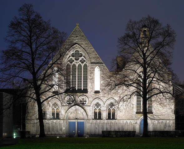 Beleuchtete historische Fassaden des Bijloke-Geländes in Gent