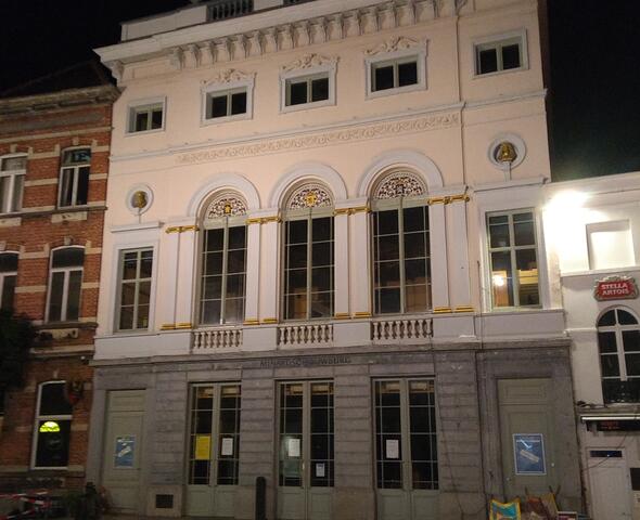 Beleuchtete Fassade des Minard-Theaters bei Nacht in Gent