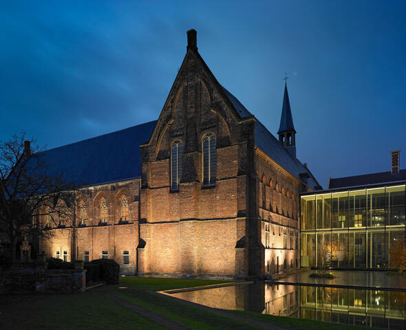 Fachada iluminada de la parte antigua y nueva del Museo de la Ciudad de Gante