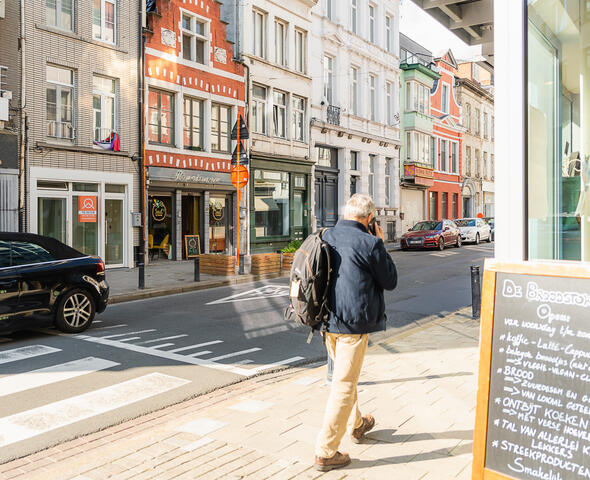 Spaziergänger in der Langen Violettestraat in Gent an einem sonnigen Nachmittag