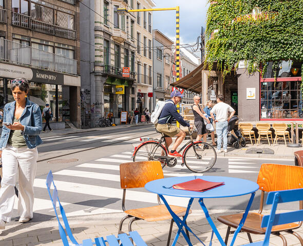 Wandelaars en fietsers aan Nederkouter in Gent op zonnige namiddag