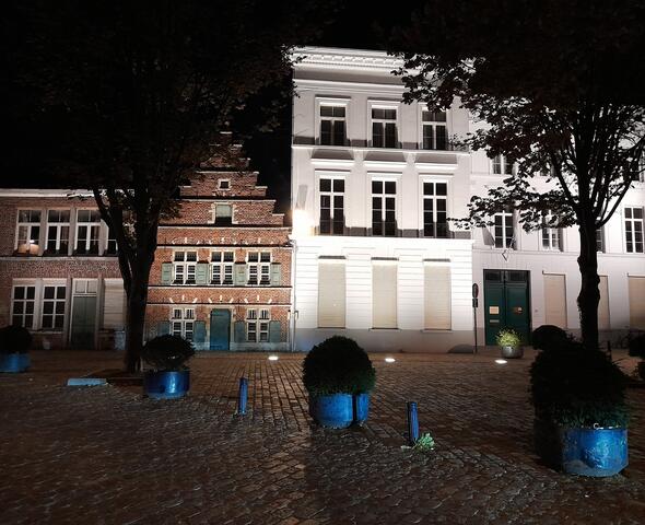 Beleuchtete Fassaden der Gebäude am Kalvermarkt in Gent