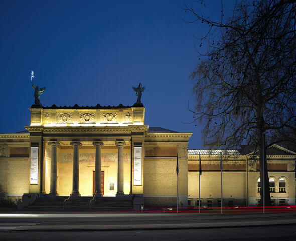 Beleuchtete Fassade mit Säulen des Museums der Schönen Künste in Gent
