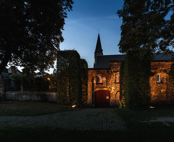 Wunderschön beleuchtete Ruinen der Abtei St. Bavo in Gent in der Abenddämmerung