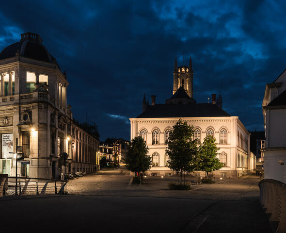 Beleuchtete Fassaden der Gebäude am Bisdomplein in Gent in der Abenddämmerung