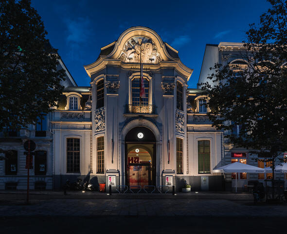 Imponente fachada de los Handelsbeurs en el Kouter de Gante al atardecer