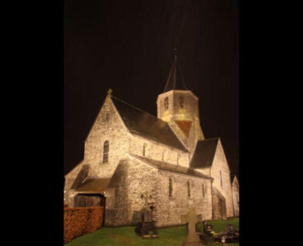Verlichte kerk in Afsnee bij avond