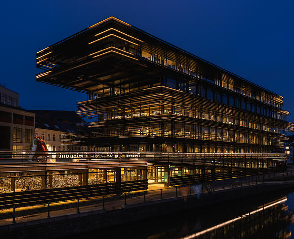 Het verlichte bibliotheekgebouw 'De Krook' bij valavond
