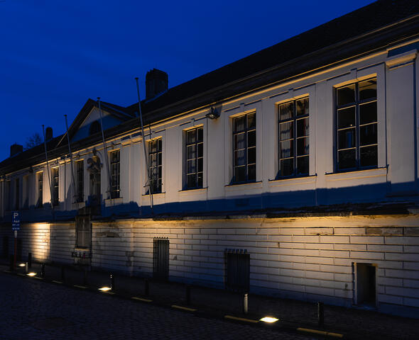 Verlichte voorgevel van de Spaanse Gouvernementswoning aan het Buitenhof in Gent bij valavond