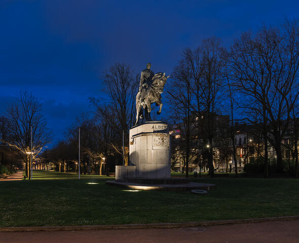 Verlicht standbeed van Koning Albert in het Koning Albertpark van Gent