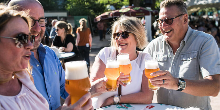Mensen op een terras met een glas bier