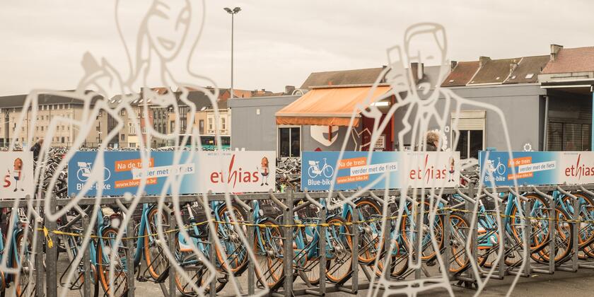 Fietsrekken blue-bike op parking Dampoort station