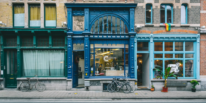 In het blauw geschilderde houten winkelpui van de platenwinkel met koffiebar Consouling Store.