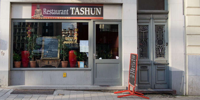 Lichtgrijs buitenaanzicht restaurant Tashun.