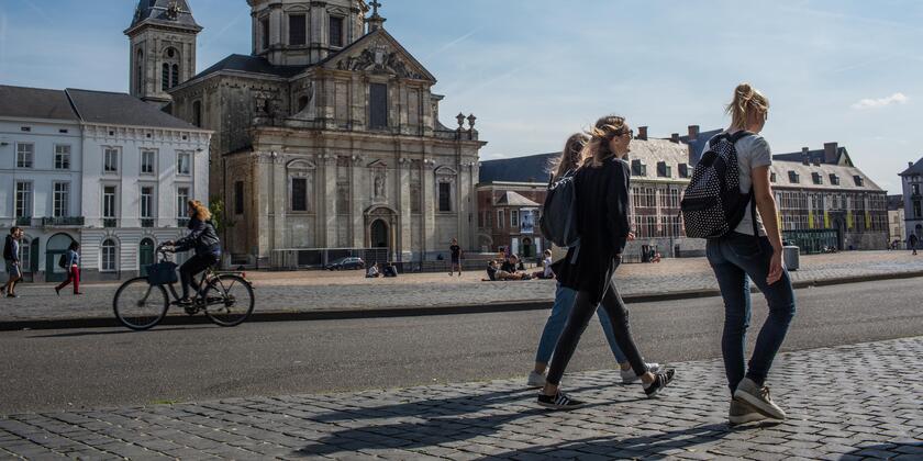 Sint-Pietersplein, zicht op Sint-Pietersabdij met wandelende toeristen.